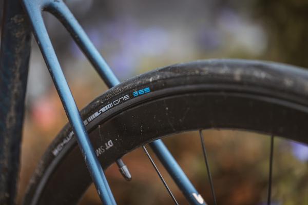 Schwalbe Pneu One 365 700x32C Addix FourSeason Falt mit Reflexstreifen black  Produktbild 4